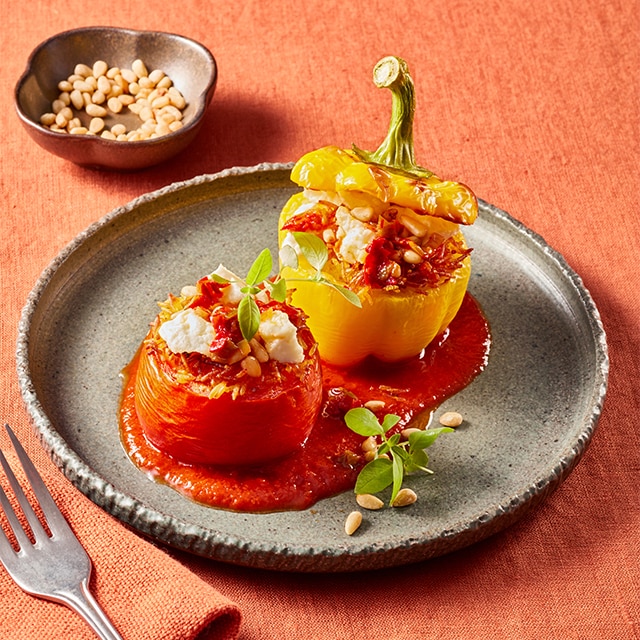 Tomaat gevuld met rijst en feta en geroosterde paprikacoulis